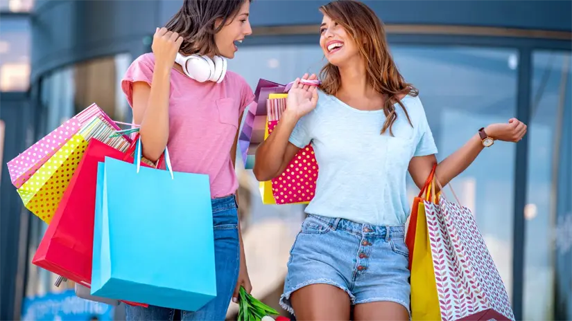 imagen recuadro Imagen alusiva de amigas disfrutando su día de compras en McAllen, cargando bolsas con sus artículos favoritos. Foto: Canva