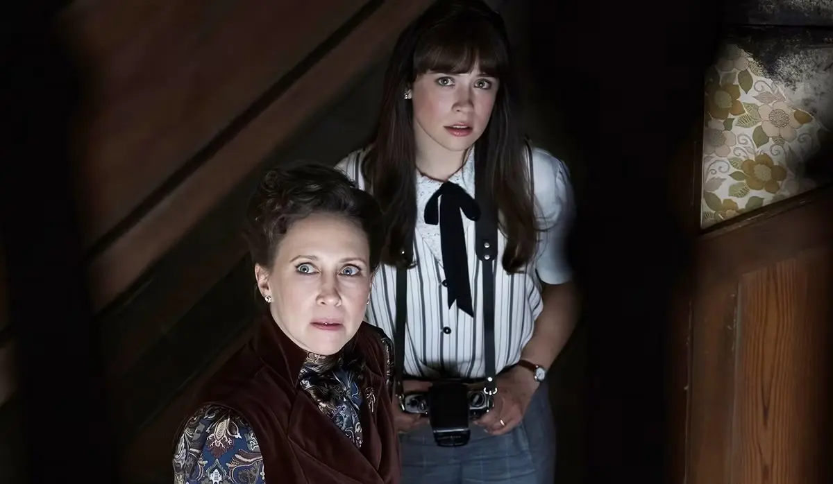 Vera Farmiga y Mia Tomlinson en una escena de El Conjuro 4: Últimos Ritos. Foto: Warner Bros. Pictures