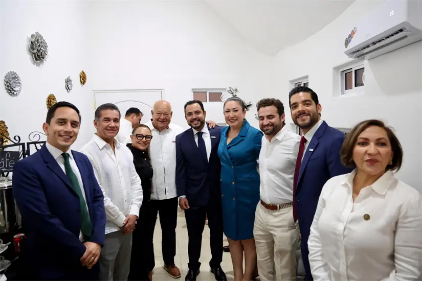 imagen recuadro Funcionarios se toman la fotografía durante el Primer Informe de Gobierno de Los Cabos. Foto: Christian Agúndez
