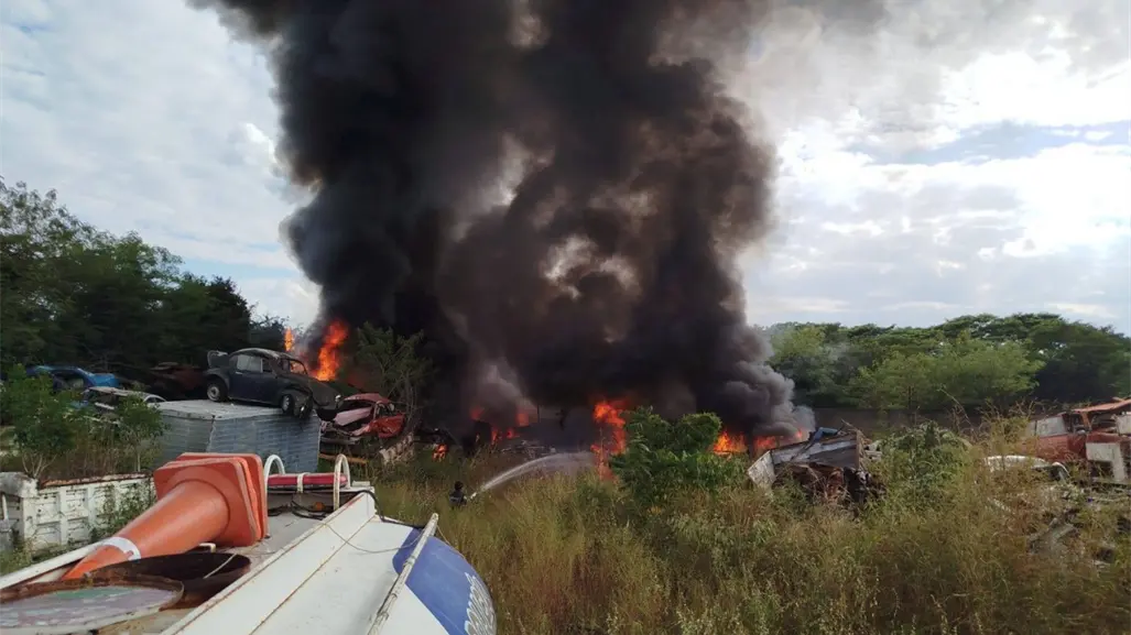 Sofocan incendio en un encierro de vehículos chatarra en la carretera Mérida–Cancún
