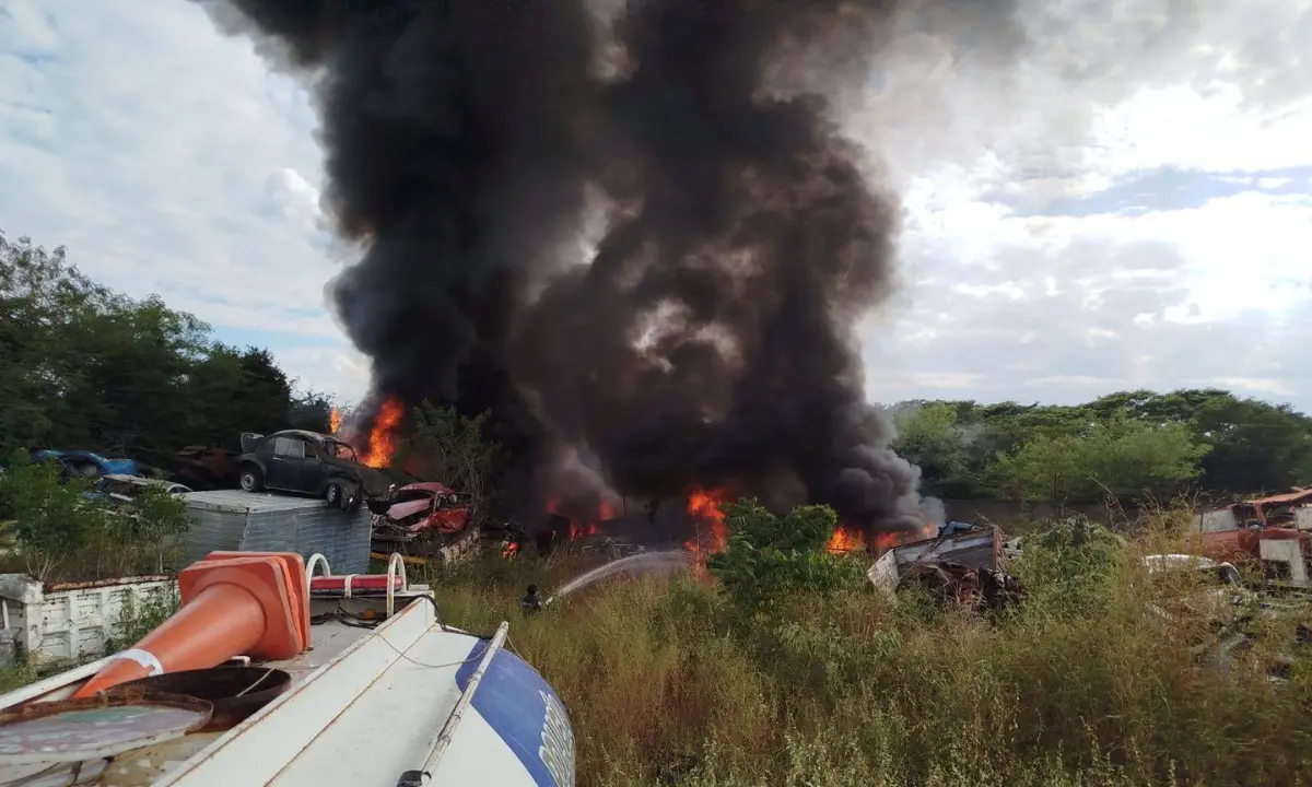 Incendio en un encierro de autos en la vía Mérida-Cancún Foto: Sol Yucatán