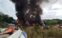 Sofocan incendio en un encierro de vehículos chatarra en la carretera Mérida–Cancún Sofocan incendio en un encierro de vehículos chatarra en la carretera Mérida–Cancún