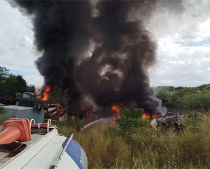 Sofocan incendio en un encierro de vehículos chatarra en la carretera Mérida–Cancún
