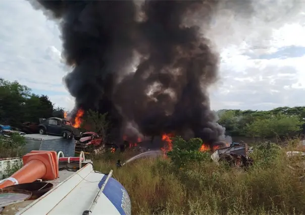 Sofocan incendio en un encierro de vehículos chatarra en la carretera Mérida–Cancún