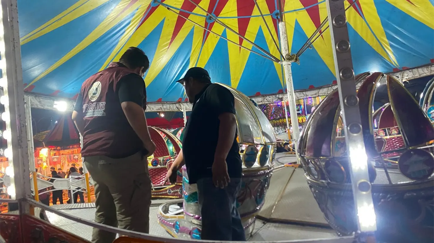 Personal de Procivy inspeccionando juego mecánico Foto: Protección Civil