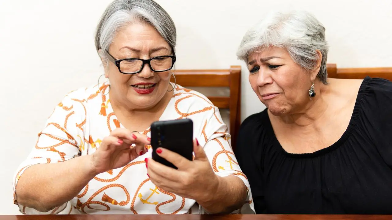 Adultos mayores fuera del mundo digital. Foto: Canva