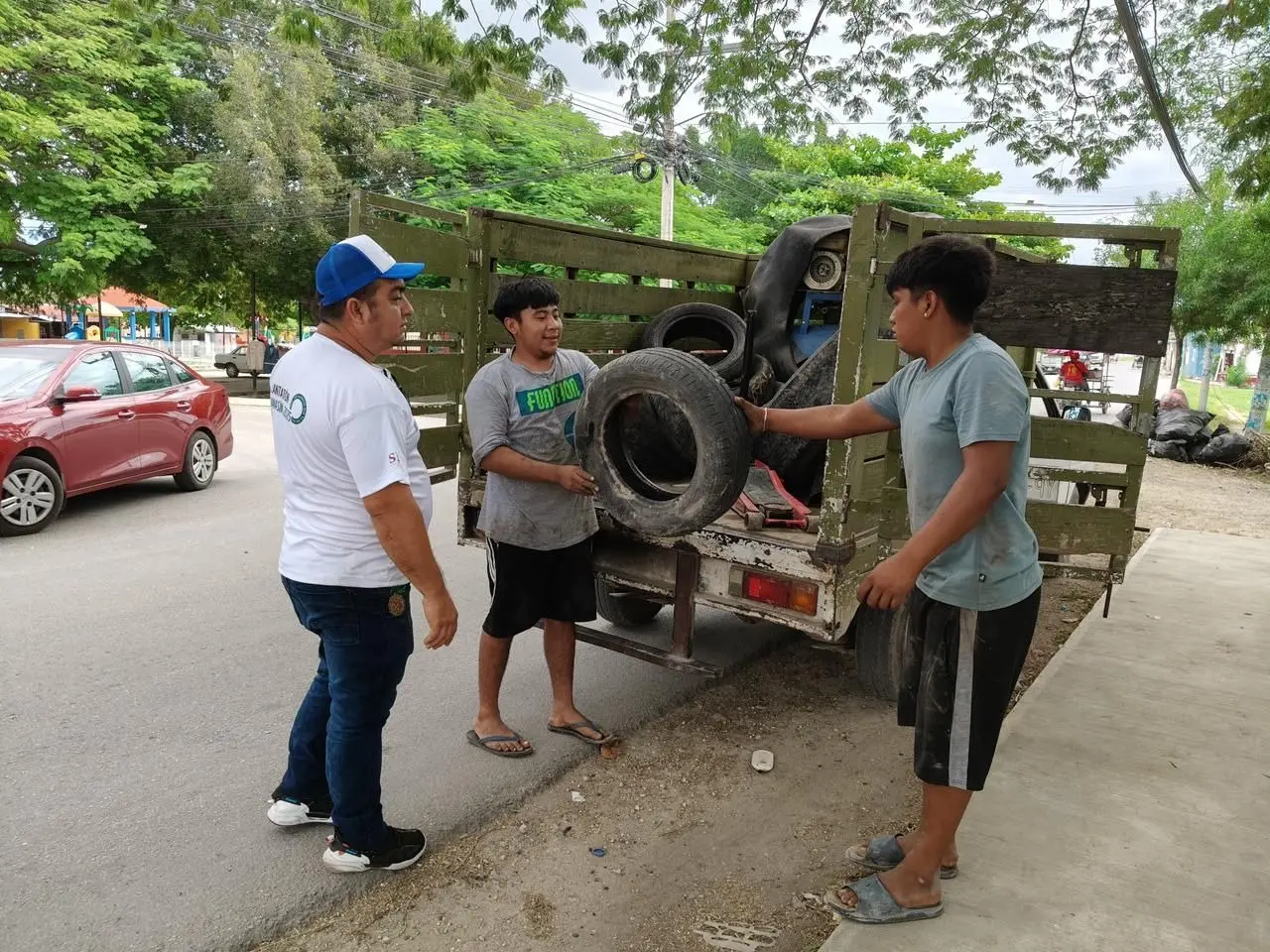 La población civil participó en la recolección de neumáticos Foto: Cortesía
