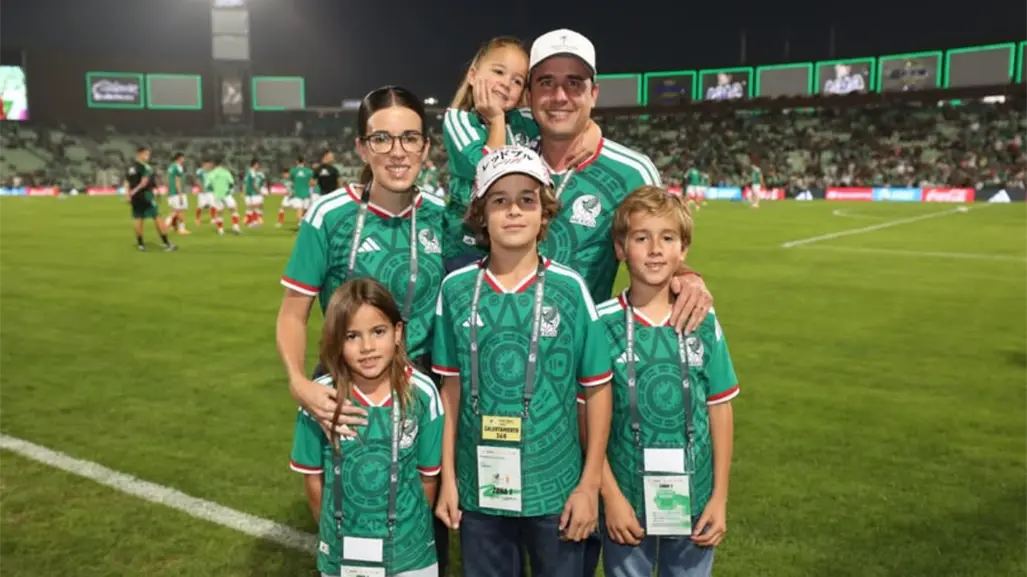 Manolo Jiménez, gobernador de Coahuila, celebra aniversario en partido de México vs. Uruguay