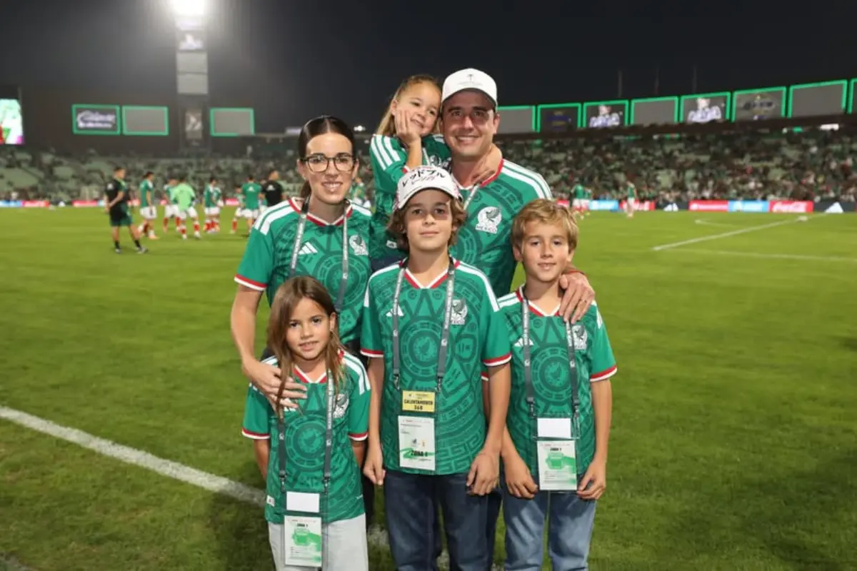 Manolo Jiménez, gobernador de Coahuila, celebra aniversario en partido de México vs. Uruguay. Foto: Manolo Jiménez