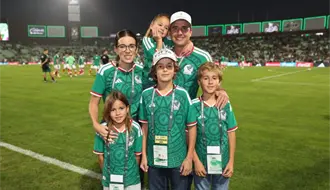 Manolo Jiménez, gobernador de Coahuila, celebra aniversario en partido de México vs. Uruguay