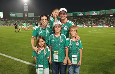 Manolo Jiménez, gobernador de Coahuila, celebra aniversario en partido de México vs. Uruguay