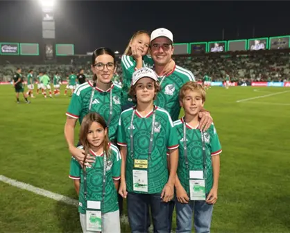 Manolo Jiménez, gobernador de Coahuila, celebra aniversario en partido de México vs. Uruguay