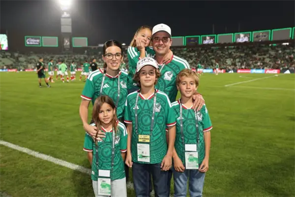 Manolo Jiménez, gobernador de Coahuila, celebra aniversario en partido de México vs. Uruguay Manolo Jiménez, gobernador de Coahuila, celebra aniversario en partido de México vs. Uruguay