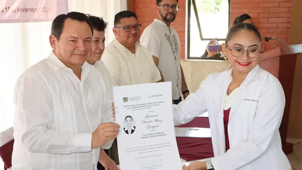 Yucatán entrega títulos a primera generación de médicos comunitarios y anuncia mayor impulso educativo