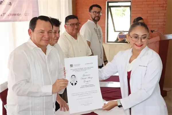 Yucatán entrega títulos a primera generación de médicos comunitarios y anuncia mayor impulso educativo Yucatán entrega títulos a primera generación de médicos comunitarios y anuncia mayor impulso educativo