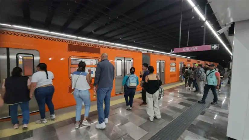 imagen recuadro Usuarios en la reapertura del Metro de la Línea 1. Foto: X @AdrianRubalcava