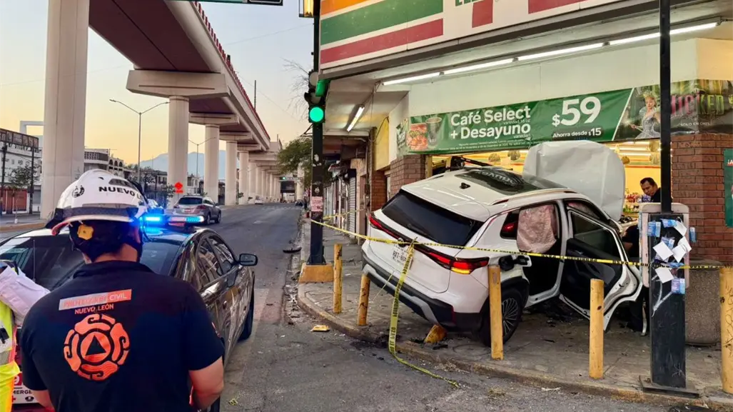 Vehículo se estrella contra tienda de comercio en Monterrey; autoridades no hallan a conductor