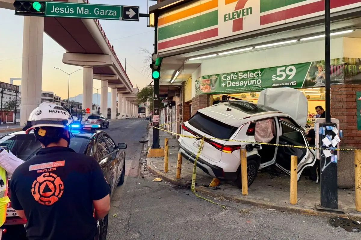 Accidente en Monterrey deja daños en comercio. Foto: PCNL