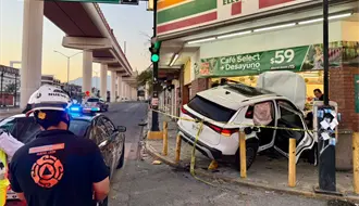 Vehículo se estrella contra tienda de comercio en Monterrey; autoridades no hallan a conductor