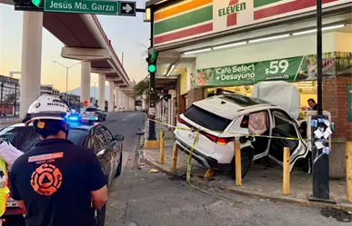 Vehículo se estrella contra tienda de comercio en Monterrey; autoridades no hallan a conductor