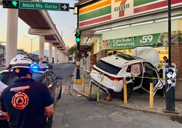 Vehículo se estrella contra tienda de comercio en Monterrey; autoridades no hallan a conductor