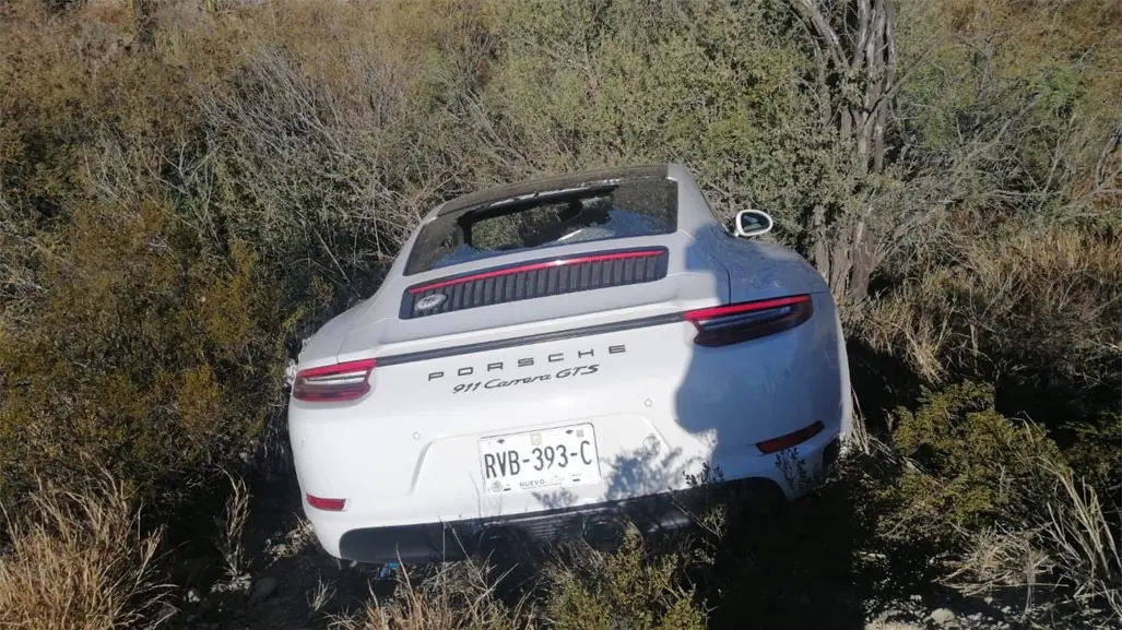 Porsche ocasiona accidente en rumbo a Monclova; deja a dos personas grave