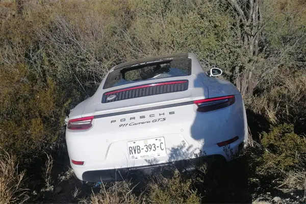 Porsche ocasiona accidente en rumbo a Monclova; deja a dos personas grave Porsche ocasiona accidente en rumbo a Monclova; deja a dos personas grave