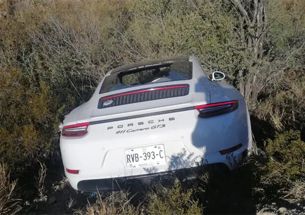 Porsche ocasiona accidente en rumbo a Monclova; deja a dos personas grave