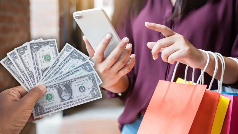 imagen recuadro Compradores cruzan la frontera con sus bolsas llenas desde McAllen durante el puente largo Foto: Canva