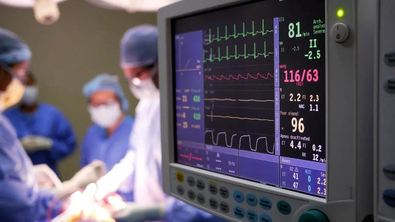 Imagen alusiva a un equipo médico brindando atención inmediata a la paciente trasladada Foto: Canva