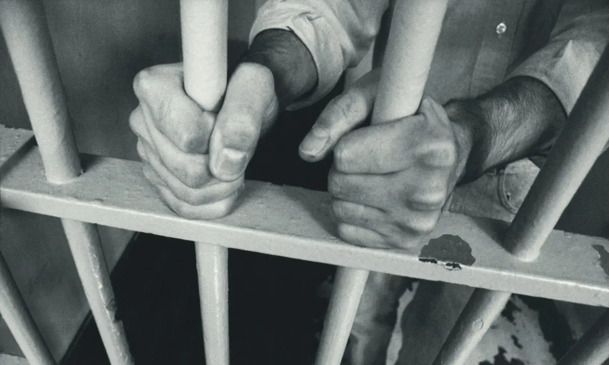 Imagen ilustrativa de una persona en prisión Foto: Canva/Alexis Lara