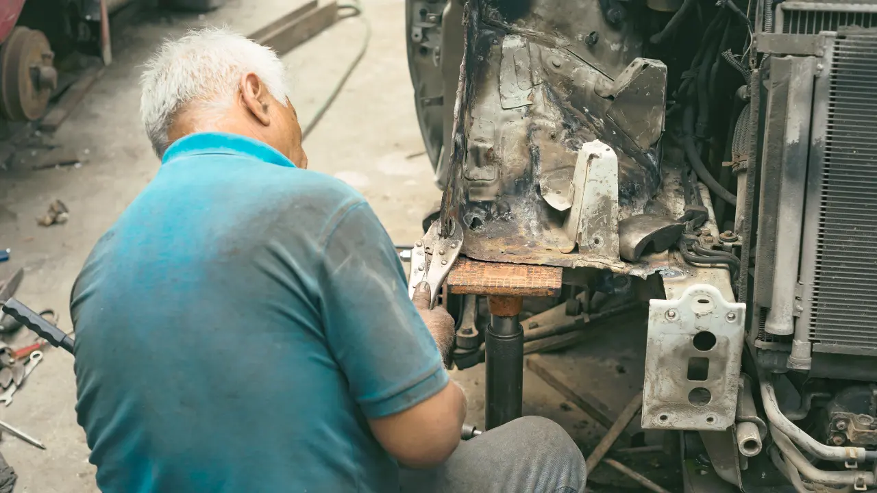 Cuando un taller ocupa la banqueta con varios vehículos, las personas deben descender a la calle, exponiéndose al tráfico./Foto: Canva