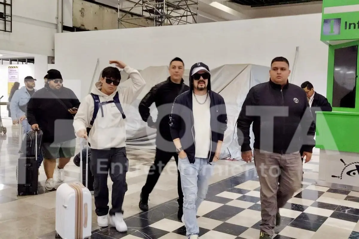 Cruz Martínez es captado por primera junto a su primogénito por POSTA ENTRETENIMIENTO a su arribó al aeropuerto de la CDMX. (Foto: Luis Ortega / POSTA)