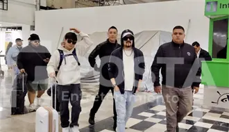 Cruz Martínez por primera vez junto a su primogénito, llegan a CDMX: es un gran talento y compositor