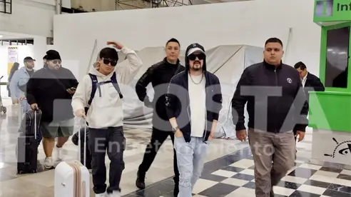 Cruz Martínez por primera vez junto a su primogénito, llegan a CDMX: es un gran talento y compositor Cruz Martínez por primera vez junto a su primogénito, llegan a CDMX: es un gran talento y compositor