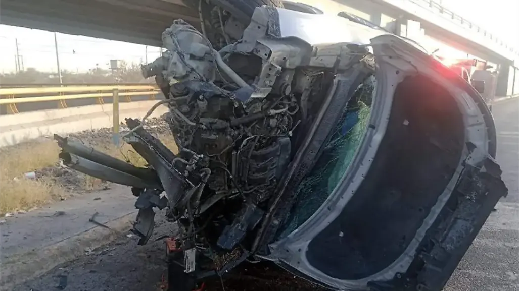 ¡Se salvan de milagro! 4 pasajeros sobreviven a choque contra contención en Torreón