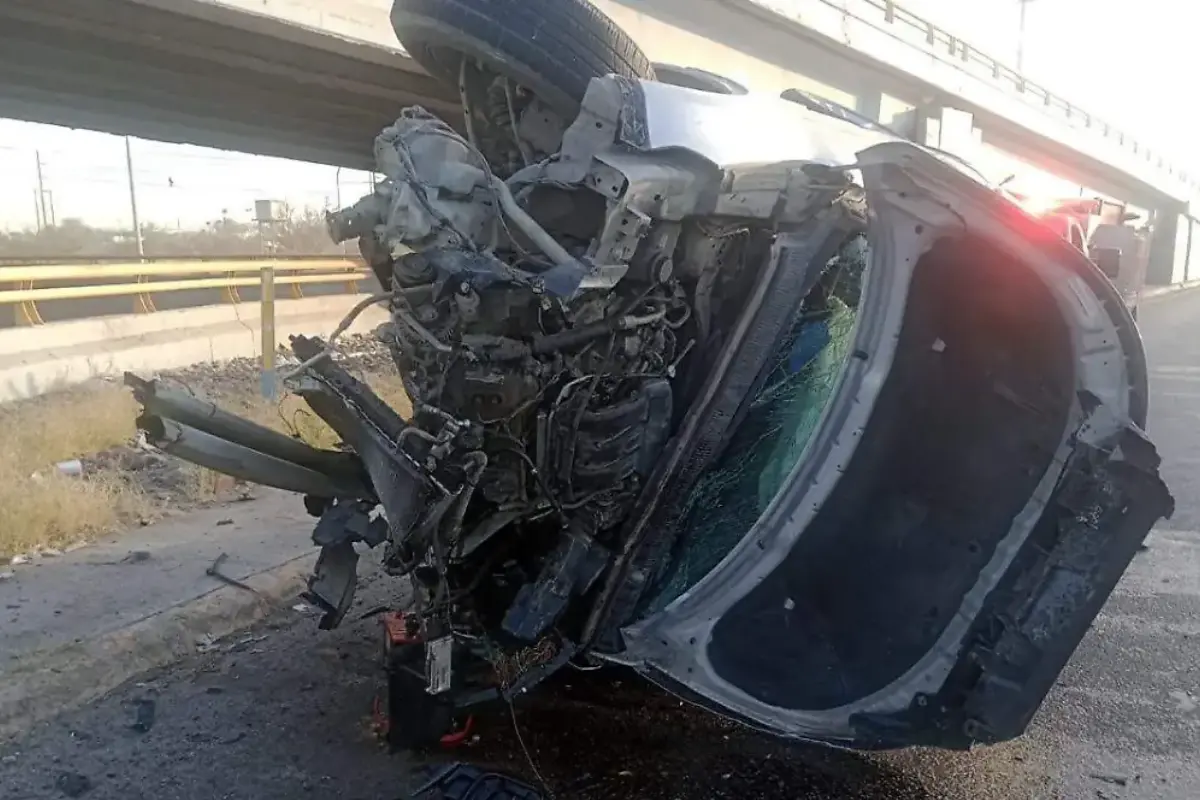 Un accidente en el DVR dejó a un conductor herido tras impactar brutalmente contra un muro de contención a alta velocidad. Foto: Cortesía