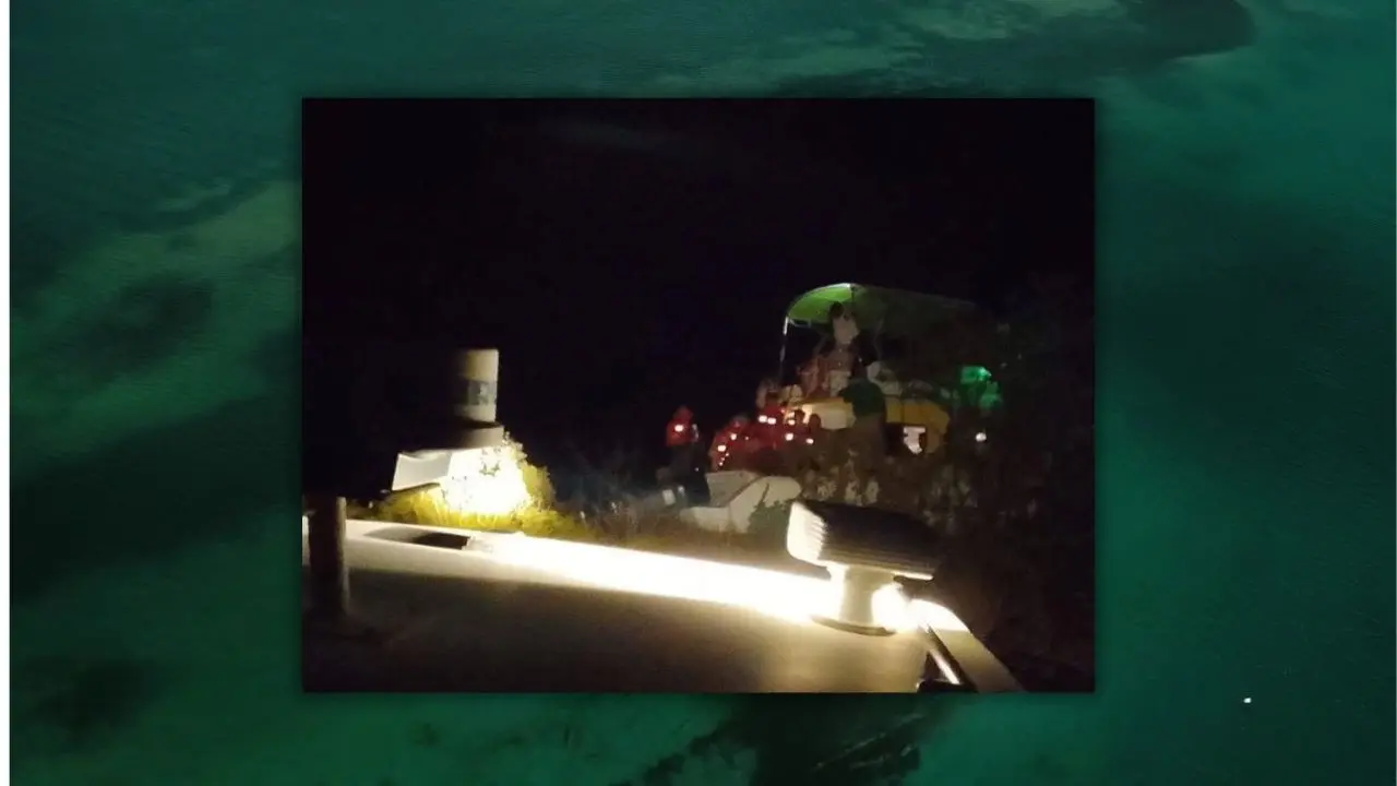 Personal de la Guardia Coste de Belice atienda a pasajeros de la embarcación Foto: Redes sociales | Canva