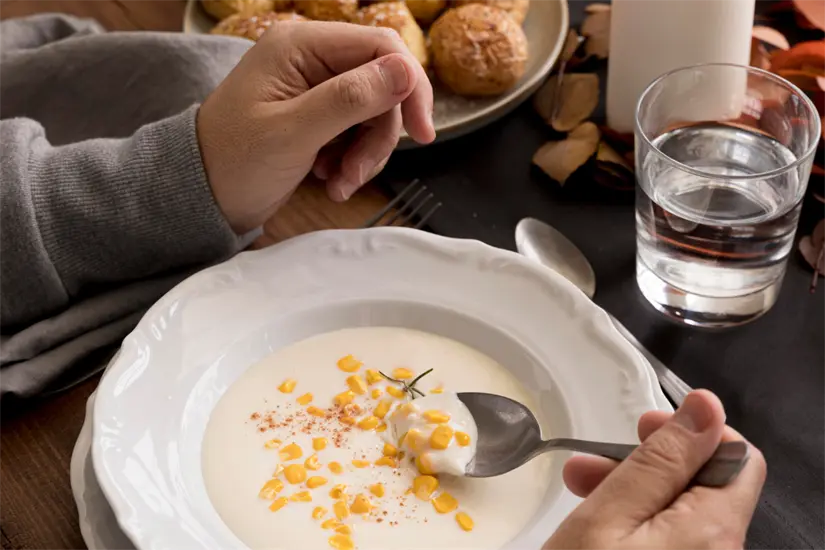 Las cenas muestran una mezcla muy local, combinando pavo y puré de papa, acompañadas por con tamales, frijoles charros, espagueti rojo o pan de elote. Foto: Freepik 