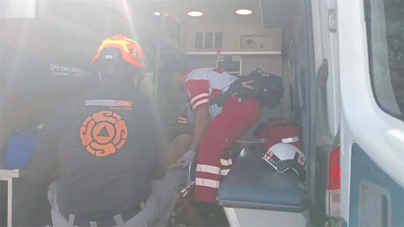 imagen recuadro Paramédicos atendiendo a los heridos. Foto: Protección Civil de Nuevo León.