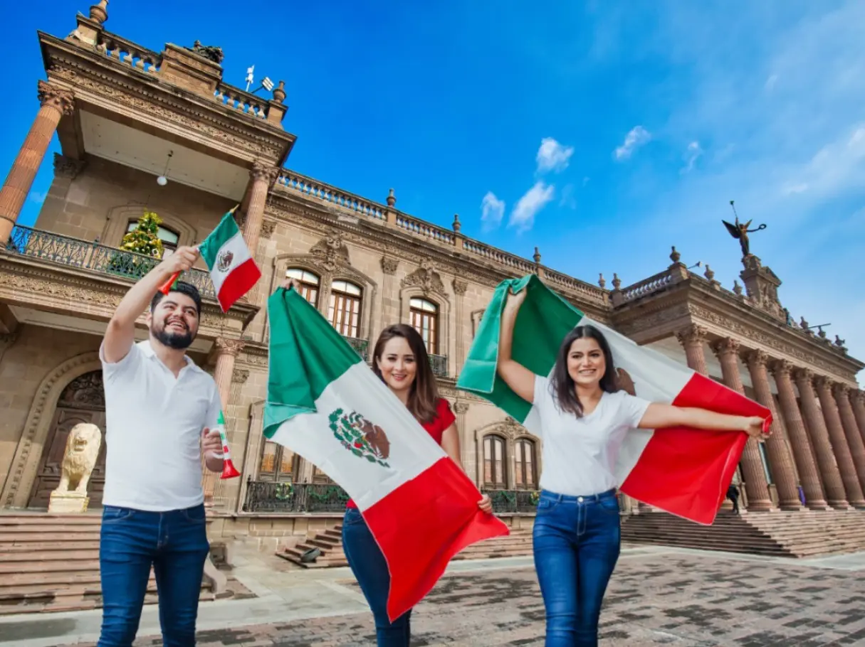 La macroplaza de Nuevo León es el epicentro del desfile. Foto: Canva.