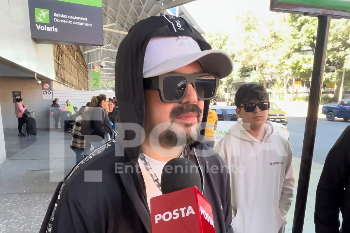 Cruz Martínez se mantiene humilde, a su llegada al aeropuerto de la CDMX atendió a sus fans. (Luis Ortega/Posta Entretenimiento)