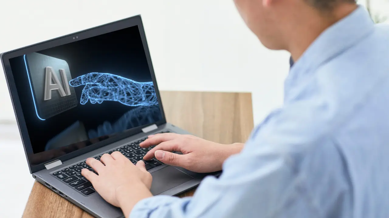 Persona tomando curso en línea de Inteligencia Artificial. Foto: Canva