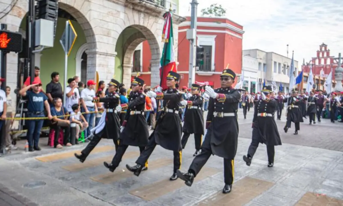 Escolta durante un desfile del 20 de noviembre en calles del centro de Mérida Foto: Gobierno de Yucatán