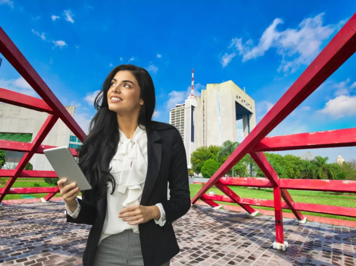 Este fenómeno ha transformado la manera en que la población adquiere productos, desde ropa y gadgets hasta muebles y artículos de segunda mano. Foto: Canva.