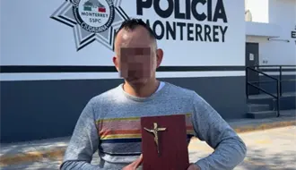 VIDEO | Policía de Monterrey halla mochila con urna con cenizas tras reporte desesperado de ciudadano