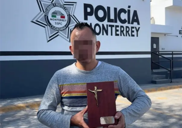 VIDEO | Policía de Monterrey halla mochila con urna con cenizas tras reporte desesperado de ciudadano