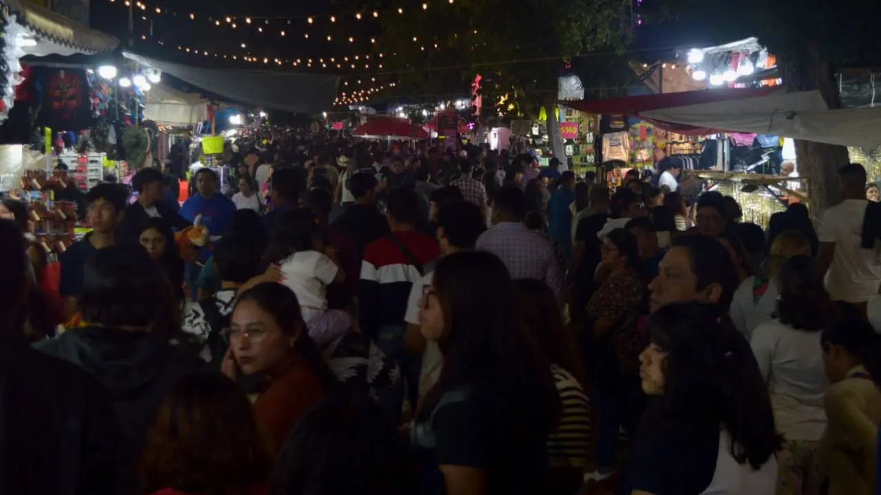 Los pasillos de la feria lucían abarrotados de gente Foto: Cortesía
