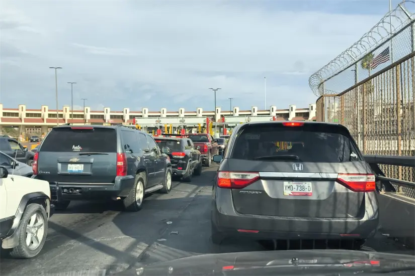 imagen recuadro Largas filas también en los puentes internacionales de Nuevo Laredo. Foto: Carlos García