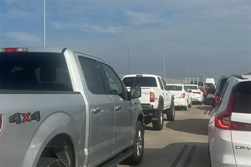 imagen recuadro Largas filas en los puentes Hidalgo y Anzaldúas en Reynosa. Foto: Carlos García